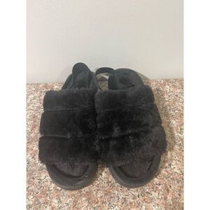 Women’s Fuzzy Black Slippers Size M (7-8)